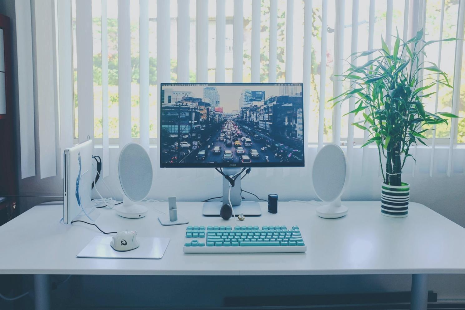 Estudiante trabajando en ejercicios prácticos de iluminación y texturas